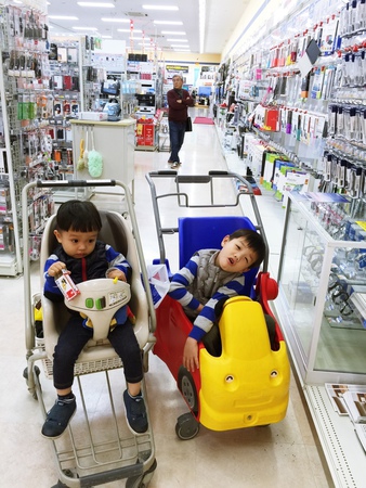 沖繩 Nishihara City 有gu 無印良品muji 電器賣場等超多品牌的好逛的shopping Mall 雨立今 霠